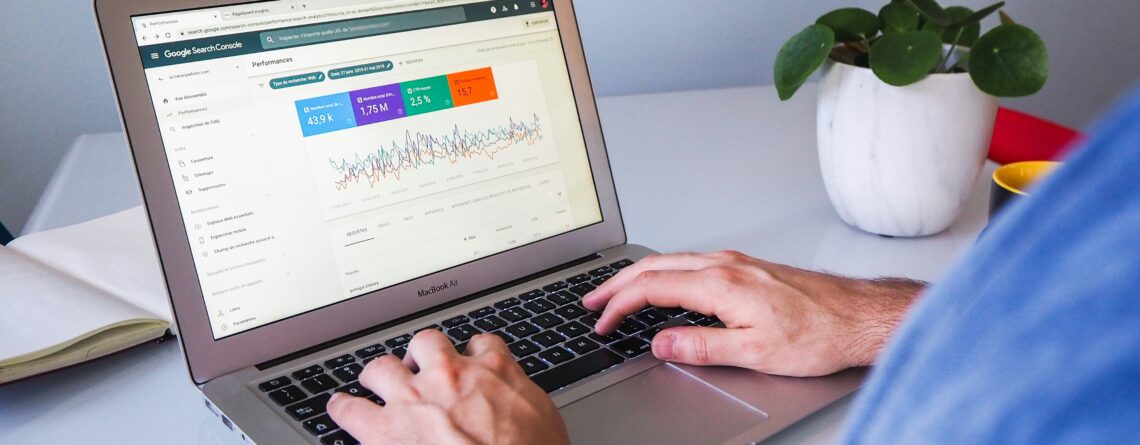 hombre revisando en ordenador search console