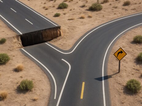 Metáfora visual de una redirección 301: una carretera asfaltada de dos carriles termina en un barranco, pero antes de caer, un desvío bien señalizado dirige el tráfico hacia una nueva vía segura, representando cómo una redirección 301 evita errores 404 y guía a los usuarios hacia la URL correcta.