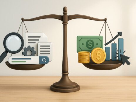 Ilustración de una balanza equilibrada que representa las estrategias clave de SEO y SEM para aumentar la visibilidad de tu marca, con iconos de posicionamiento orgánico a la izquierda (lupa, engranaje, documentos) y elementos de publicidad digital a la derecha (dinero, gráficos, clics).