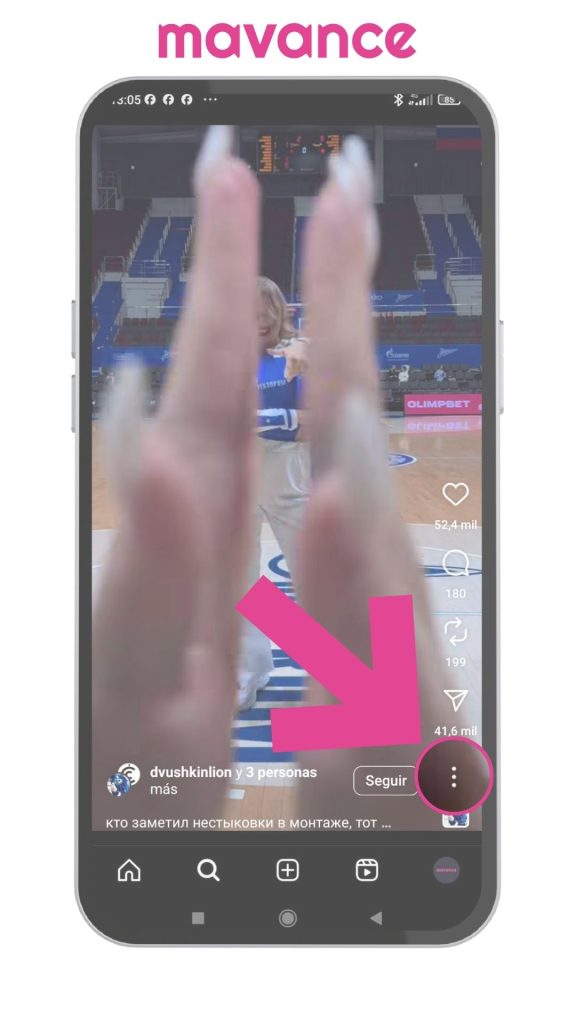 Captura de pantalla de un Reel en Instagram donde una flecha señala el icono de tres puntos, opción desde la que se puede seleccionar “No me interesa” para ayudar a resetear el algoritmo de Instagram.