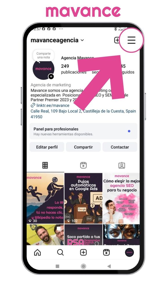 Captura de pantalla del perfil de Instagram de Mavance Agencia con una flecha que señala el icono del menú de tres líneas, paso para acceder a las opciones de configuración de la cuenta.