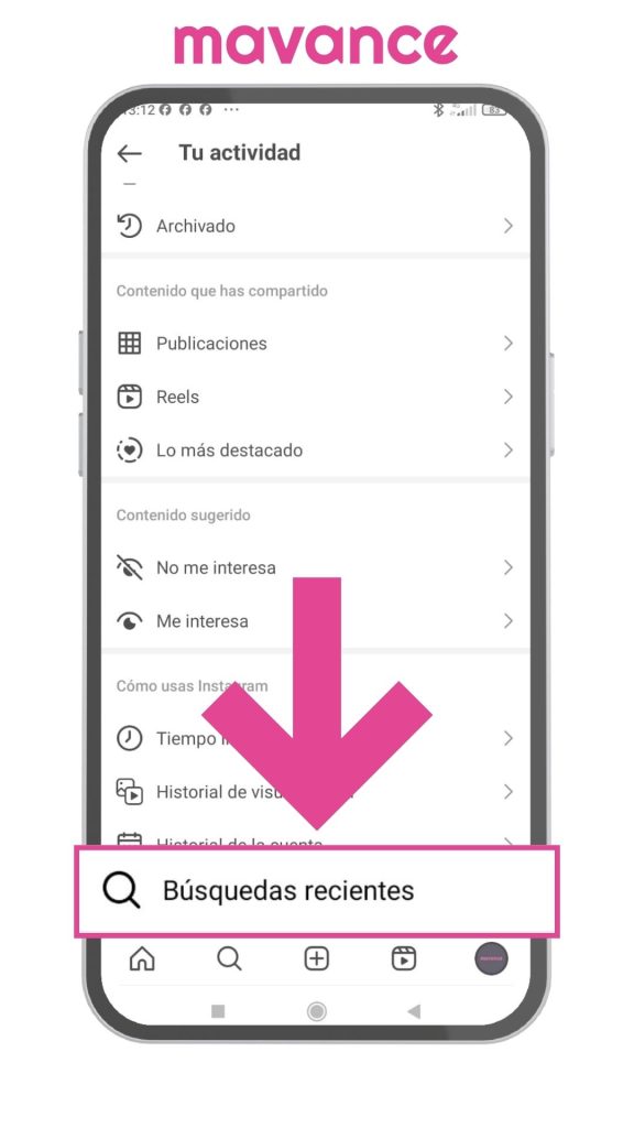 Captura de pantalla del menú “Tu actividad” en Instagram con una flecha que señala la opción “Búsquedas recientes”, utilizada para eliminar el historial de búsqueda de la cuenta.
