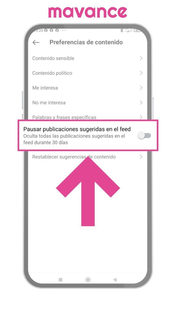 Captura de pantalla del apartado “Preferencias de contenido” en Instagram con una flecha que señala la opción “Pausar publicaciones sugeridas en el feed”, que permite ocultar sugerencias durante 30 días.