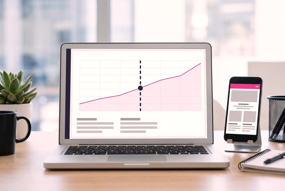 Tráfico orgánico estable tras una migración SEO Panel de analítica en un portátil donde la curva de tráfico orgánico cruza la fecha de migración sin caídas, junto a un móvil con la web nueva